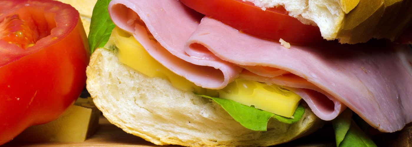 Sándwich con fiambre, queso y vegetales frescos